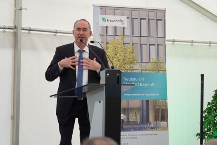 Bayerns Wirtschaftsminister Hubert Aiwanger bezeichnete den Neubau des Fraunhofer-Instituts für Angewandte Informationstechnik FIT in Bayreuth als wichtigen Schritt für die Zukunftsfähigkeit des Wirtschafts- und Wissenschaftsstandorts Bayern. Foto: Aneta Ufert/StMWi