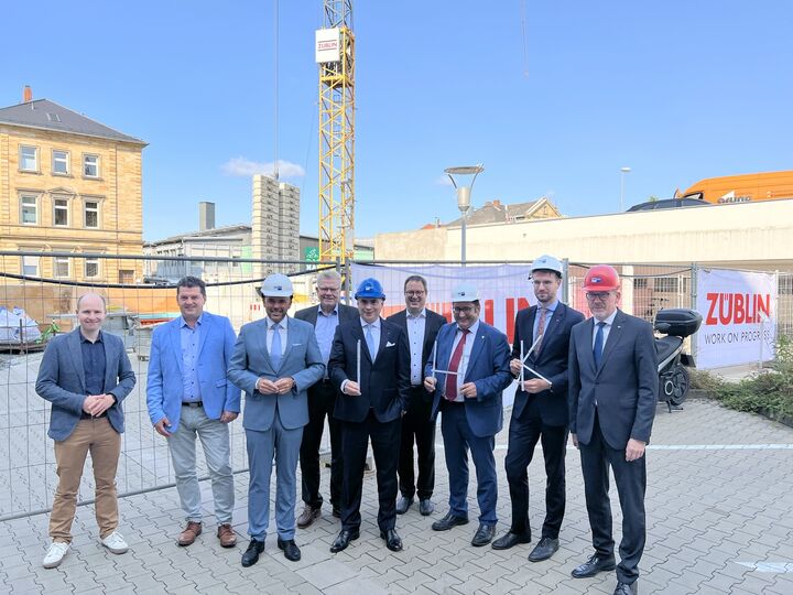 Gruppenfoto Besuch auf der Baustelle des Bildungszentrums