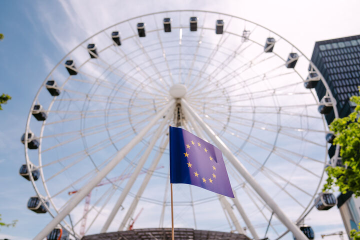 Umadum mit EU-Fahne