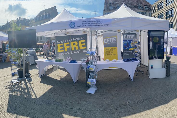 EFRE Stand mit Appscreen und Fernseher sowie zahlreichen Werbemittel am Marktplatz Würzburg