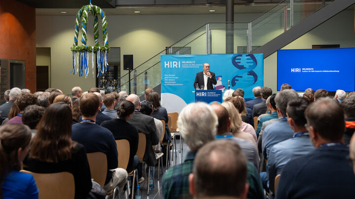 Während seiner Rede anlässlich des Richtfests betonte der Minister die Bedeutung des Projekts für den Wissenschafts- und Wirtschaftsstandort Bayern. Foto: StMWi/Bastian Brummer Bayerns Wirtschafts- und Energieminister Hubert Aiwanger bei seiner Rede