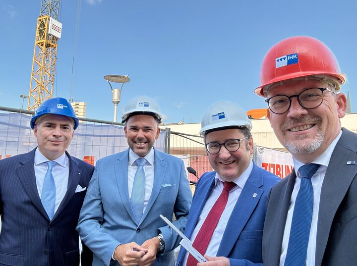 Gruppenfoto Besuch auf der Baustelle des Bildungszentrums