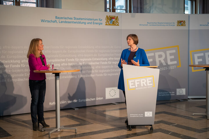 Regina Wallner vom Bayerischen Rundfunk und Prof. Dr. Ulrike Protzer, Virologin der Technischen Universität München und des Helmholtz Munich