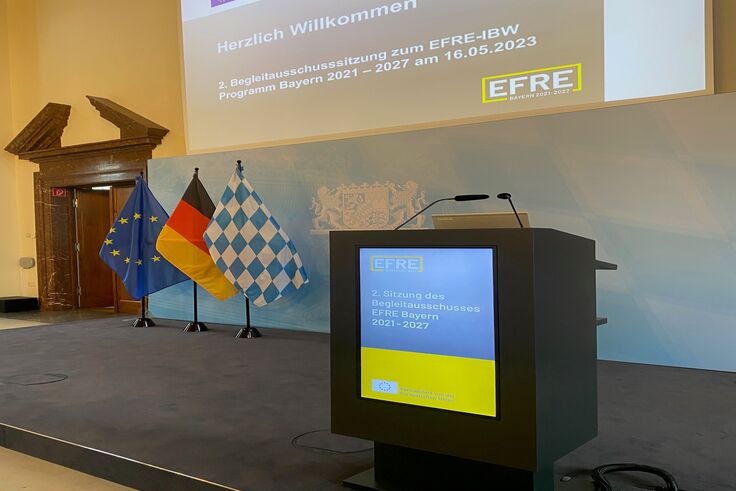 Redner-Pult im Ludwig-Erhard-Festsaal des Bayerischen Staatsministeriums für Wirtschaft und im Hintergrund die Präsentation zum BGA
