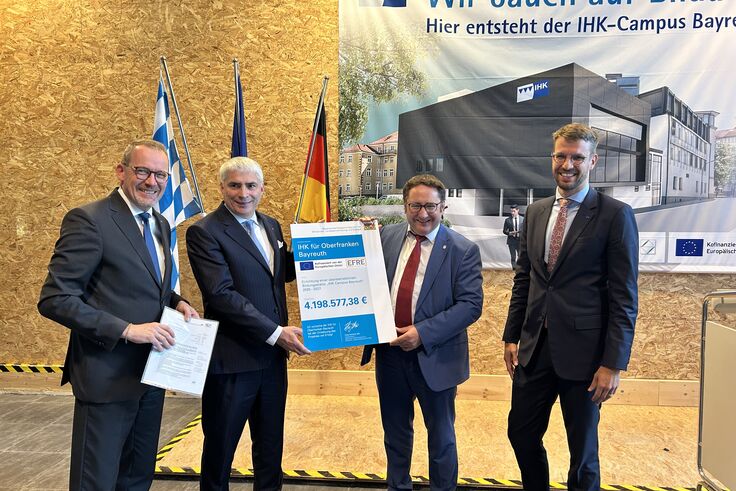 v.l.n.r. IHK-Hauptgeschäftsführer Wolfram Brehm, IHK-Präsident Dr. Michael Waasner, Staatssekretär Tobias Gotthardt und Dr. Renke Deckarm, geschäftsführender Leiter der EU-Regionalvertretung in München. Foto: IHK für Oberfranken Bayreuth