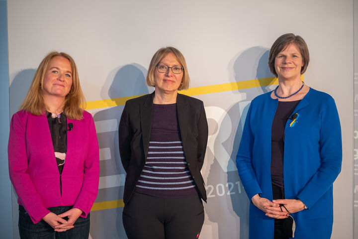 Regina Wallner vom Bayerischen Rundfunk, Dr. Sabine Jarothe, Amtschefin im Bayerischen Wirtschaftsministerium und Prof. Dr. Ulrike Protzer, Virologin der Technischen Universität München und des Helmholtz Munich