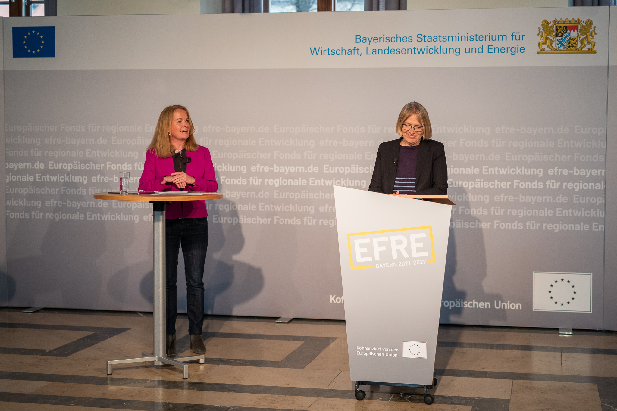Von links: Regina Wallner vom Bayerischen Rundfunk und Dr. Sabine Jarothe, Amtschefin im Bayerischen Wirtschaftsministerium. © StMWi/A. Krämer